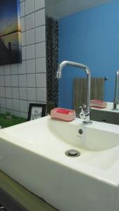 een witte wastafel met een kraan in de badkamer bij Reconnecting in Chiang Mai