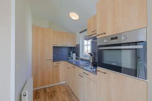 Kuchyň nebo kuchyňský kout v ubytování Chalet Luttikduin Nr 16 - Callantsoog aan Zee