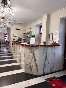 a lobby with a counter in a restaurant at Malom Panzió in Kiskunfélegyháza