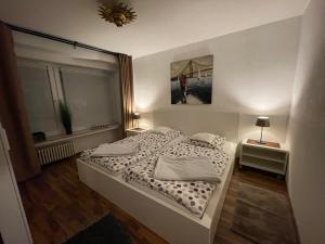 En eller flere senger på et rom på Köln Apartment II