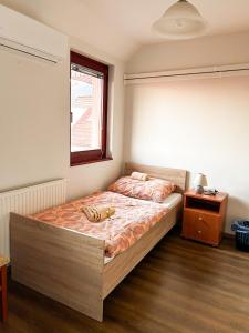 Postel nebo postele na pokoji v ubytování Malom Panzió + 11 fotografií