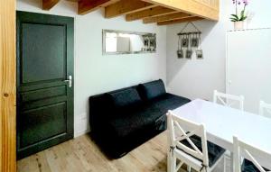 ein Wohnzimmer mit einem schwarzen Sofa und einem Tisch in der Unterkunft Nice Home In Coulon With Wi-fi in Coulon