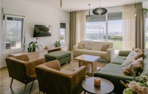 uma sala de estar com um sofá e cadeiras em 5 Bedroom Pet Friendly Home In Mravince em Mravince