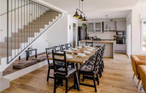 uma cozinha e sala de jantar com mesa e cadeiras em 5 Bedroom Pet Friendly Home In Mravince em Mravince