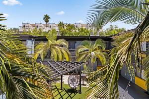 una casa con palme di fronte di Avenida a Tampa