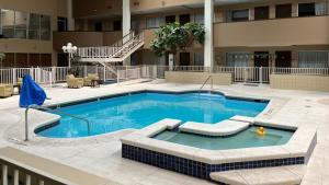 una piscina en el medio de un edificio en Motel 6-Snyder, TX, en Snyder