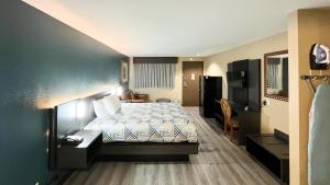 Habitación pequeña con cama y cocina en Motel 6-Snyder, TX, en Snyder