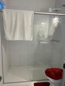 Bathroom sa Apartamento 3 Suítes 200mt Axé Moi até 08 pessoas