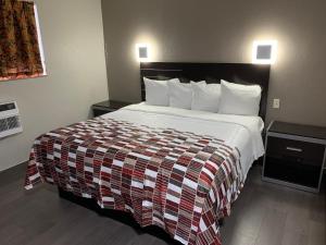 Postel nebo postele na pokoji v ubytování Red Roof Inn Copiague
