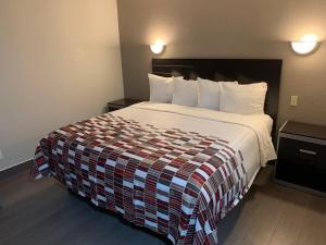 Postel nebo postele na pokoji v ubytování Red Roof Inn Copiague