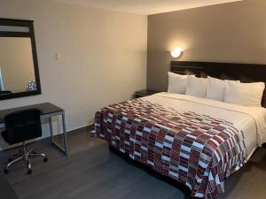 Postel nebo postele na pokoji v ubytování Red Roof Inn Copiague