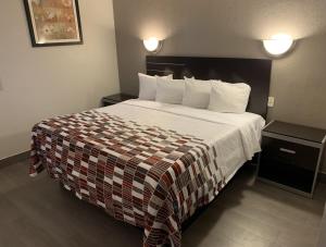 Postel nebo postele na pokoji v ubytování Red Roof Inn Copiague