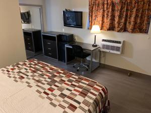 TV a/nebo společenská místnost v ubytování Red Roof Inn Copiague