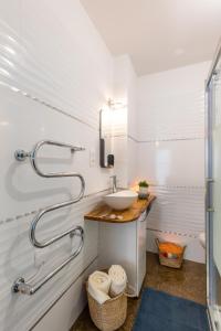 a bathroom with a sink and a mirror at Bon Accueil in Saint Malo