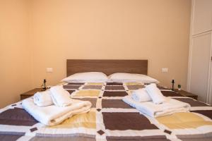 En eller flere senge i et værelse på G12 Double Rooms l Zona Ospedale Centro l Parking Custodito Privato
