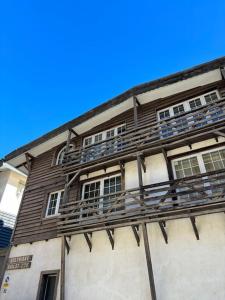 シエラネバダにあるS.N. The Holiday. Sol Y Nieve.の側面にバルコニーがある建物