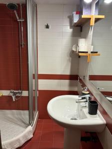 シエラネバダにあるS.N. The Holiday. Sol Y Nieve.の洗面台とシャワー付きのバスルーム