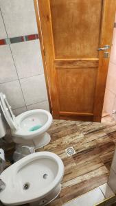 Cabaña SANTA MONTAÑA في أوشوايا: حمام مع مرحاض وشطاف