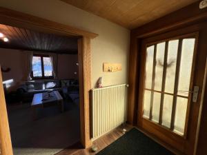 een woonkamer met uitzicht op een woonkamer met een raam bij Beim Patzelt - Ferienhaus in Nesselwang in Nesselwang