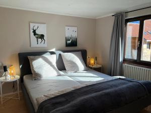 Postel nebo postele na pokoji v ubytování Beim Patzelt - Ferienhaus in Nesselwang + 76 fotografií