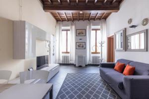 uma sala de estar com um sofá azul e uma mesa em Porta Rossa Dream em Florença