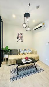 אזור ישיבה ב-The base Central Pattaya 271 by Numam