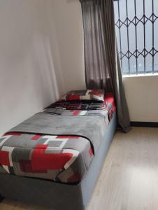 uma cama num quarto com uma janela em Inspire living home em Benoni