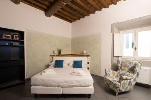 una camera con un letto bianco e una sedia di Porta Rossa Dream a Firenze