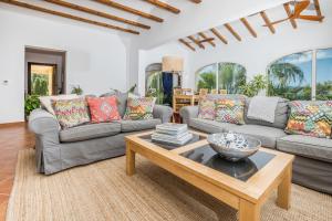 a living room with couches and a coffee table at Casa Chilango in Montgo
