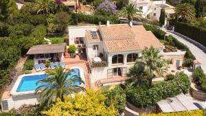 an aerial view of a house with a swimming pool at Casa Chilango in Montgo