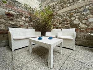 un tavolo con due sedie e un tavolo di Oasi Verde con Area Barbecue a Udine