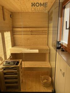 una sauna en una habitación con suelo de madera en Haus grüner Wald, en Bartholomäberg