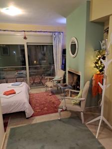 salon z łóżkiem i kominkiem w obiekcie Sunset at Cape Sounio w mieście Sunion