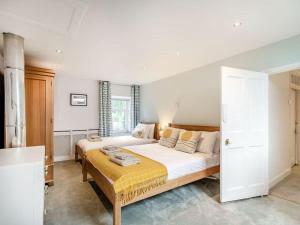 una camera da letto con un grande letto con una coperta gialla di Y Gwesty Bach a Jordanston
