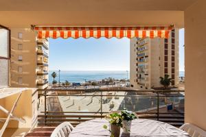 d'un balcon avec une table et une vue sur l'océan. dans l'établissement Espectacular Vista Al Mar, à Fuengirola