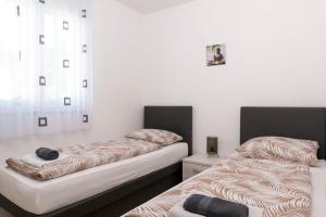Duas camas sentadas uma ao lado da outra num quarto em Villa Dolce Vita 3 em Zambratija