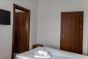 プレデアルにあるVila Edelweissのベッドルーム1室(タオル付きのベッド1台付)