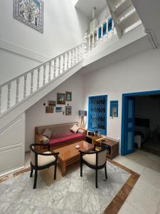a living room with a couch and a table at La maison 4 puits in Sidi Bou Saïd