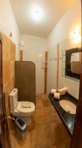 uma casa de banho com um WC e um lavatório em Pousada Vila Canoa em Canoa Quebrada