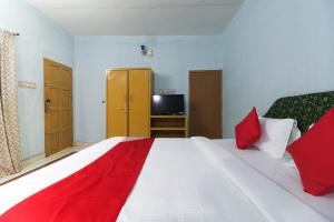 เตียงในห้องที่ OYO Flagship Sandhra Apartments