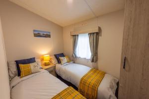 Katil atau katil-katil dalam bilik di Cosy Chalet Near Dornoch, high speed free Wi-Fi
