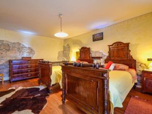 1 dormitorio con 1 cama grande y muebles de madera en Casa Barbici, en Rošini