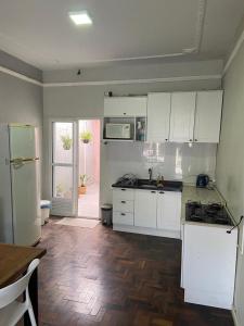 Kuchyň nebo kuchyňský kout v ubytování Gup Hostel