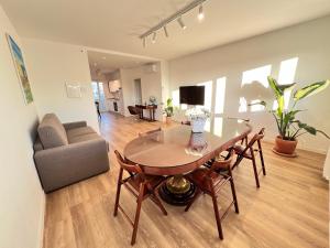 een woonkamer met een tafel en een bank bij Padova - 35 min Venezia - Suite Picasso Deluxe - Free Garage Parking in Sarmeola