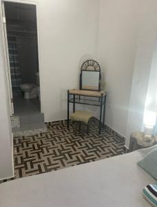 um quarto com um espelho e uma mesa com uma cadeira em Ocekepala em Palmilla