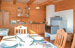eine Küche mit einem Tisch und Stühlen im Zimmer in der Unterkunft Amazing Home In Bad St, Leonhard With Kitchen in Bad Sankt Leonhard im Lavanttal