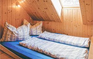 Bett in einem Zimmer mit Holzdecke in der Unterkunft Stunning Home In Bad St, Leonhard With 2 Bedrooms in Bad Sankt Leonhard im Lavanttal