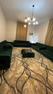 un soggiorno con divani e tavolo di شقة مميزه a Muhayil