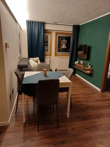 ein Wohnzimmer mit einem Tisch und einem Sofa in der Unterkunft Dea Diana in Passo del Tonale