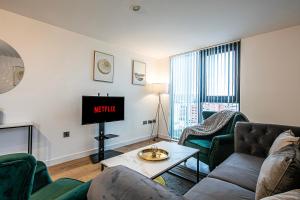 Istumisnurk majutusasutuses Stylish 2 Bed City Centre Apartment with Sofa Bed - FREE Parking, Coffee Machine, Netflix & Alexa